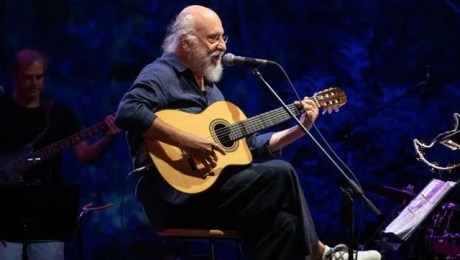 Dionysis Savvopoulos performing live, connecting with the audience